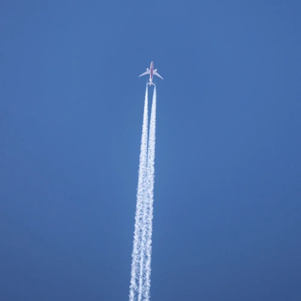 Strategische Affiliate-Marketing-Beratung Bild: Ein Düsenjäger startet senkrecht in den Himmel.